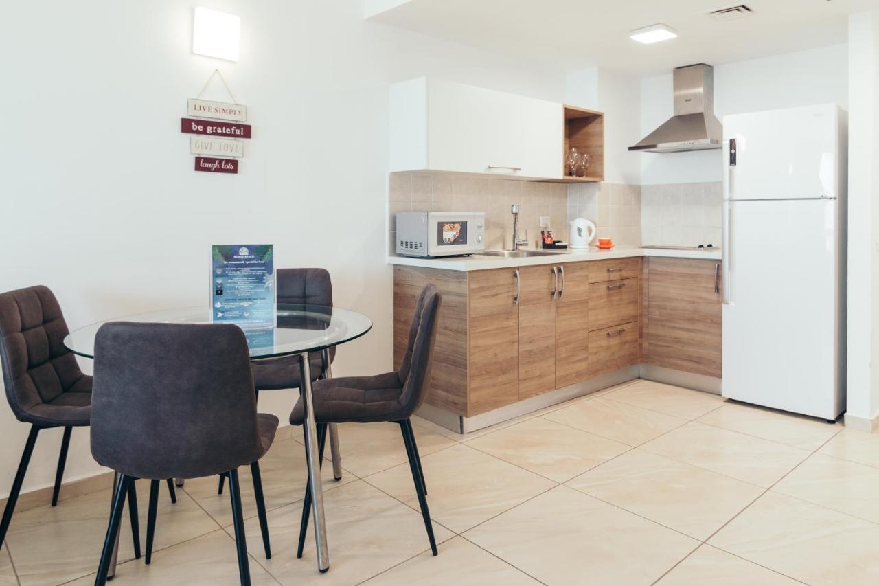Almog Beach Apt Hotel מלון דירות אלמוג ביץ' Хайфа Екстер'єр фото