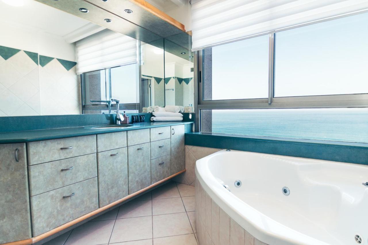 Almog Beach Apt Hotel מלון דירות אלמוג ביץ' Хайфа Екстер'єр фото