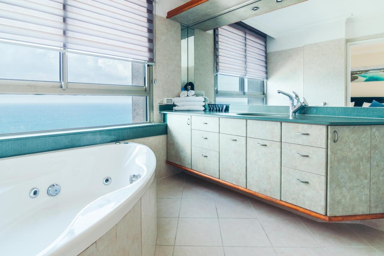 Almog Beach Apt Hotel מלון דירות אלמוג ביץ' Хайфа Екстер'єр фото