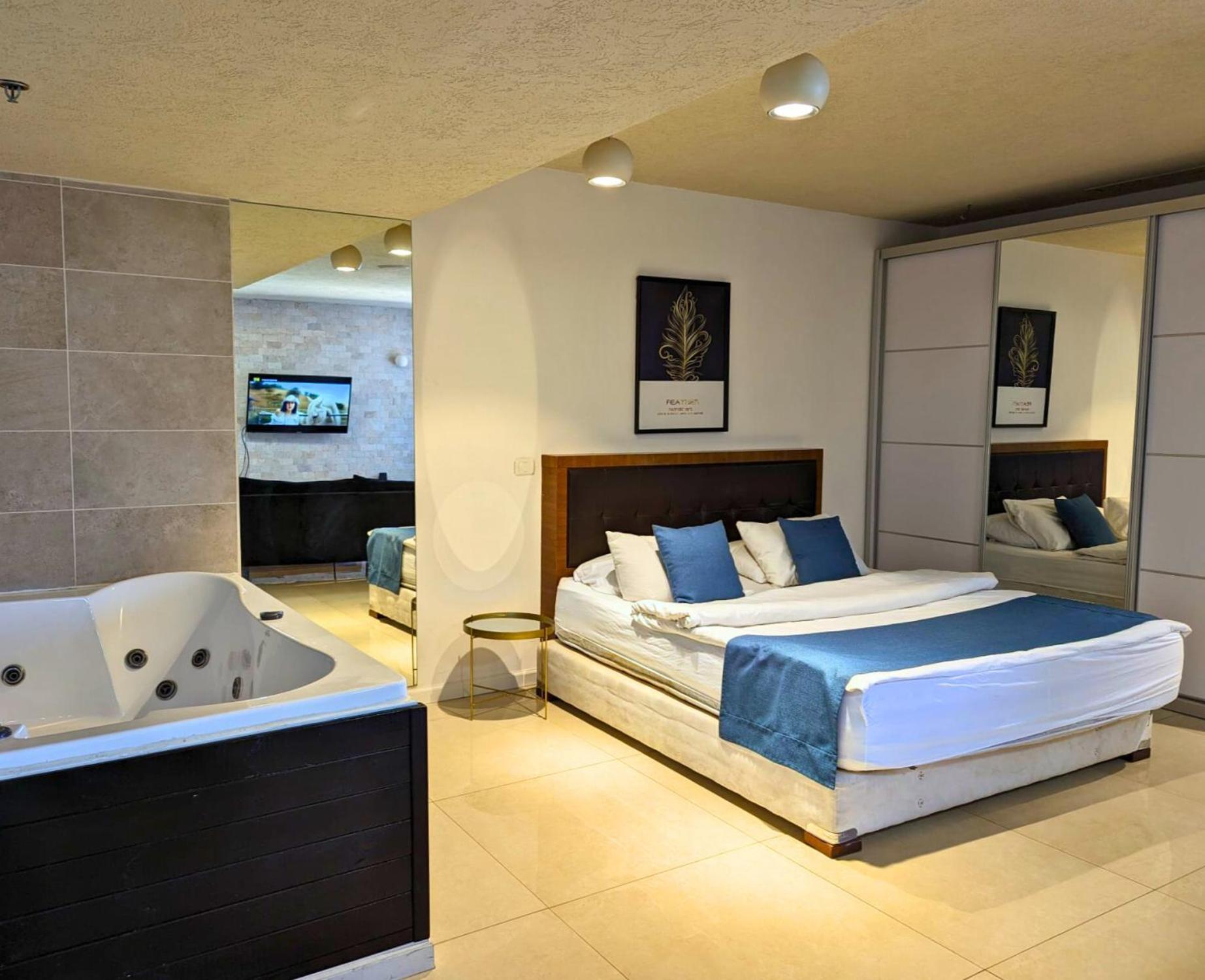 Almog Beach Apt Hotel מלון דירות אלמוג ביץ' Хайфа Екстер'єр фото