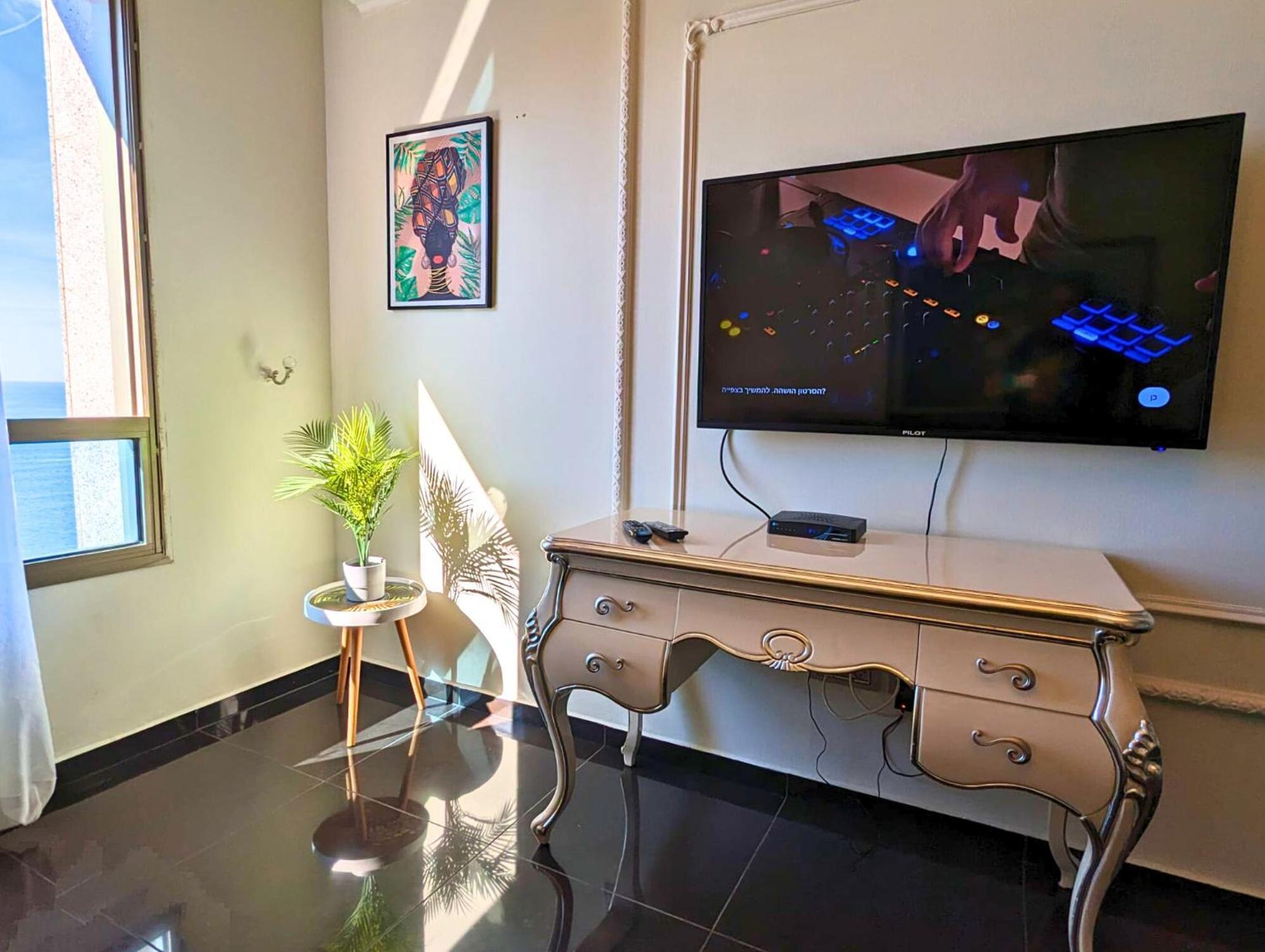 Almog Beach Apt Hotel מלון דירות אלמוג ביץ' Хайфа Екстер'єр фото
